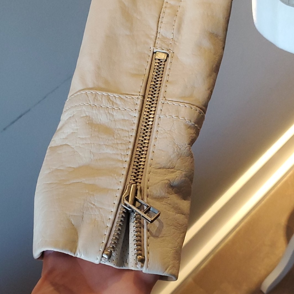 Cream colored Leather Jacket - Picture 3 of 7